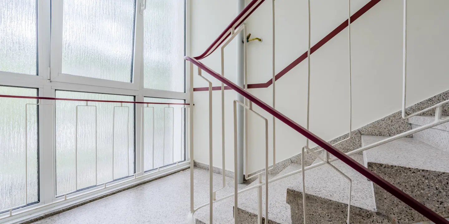 Treppenhauspodest mit Fenstern