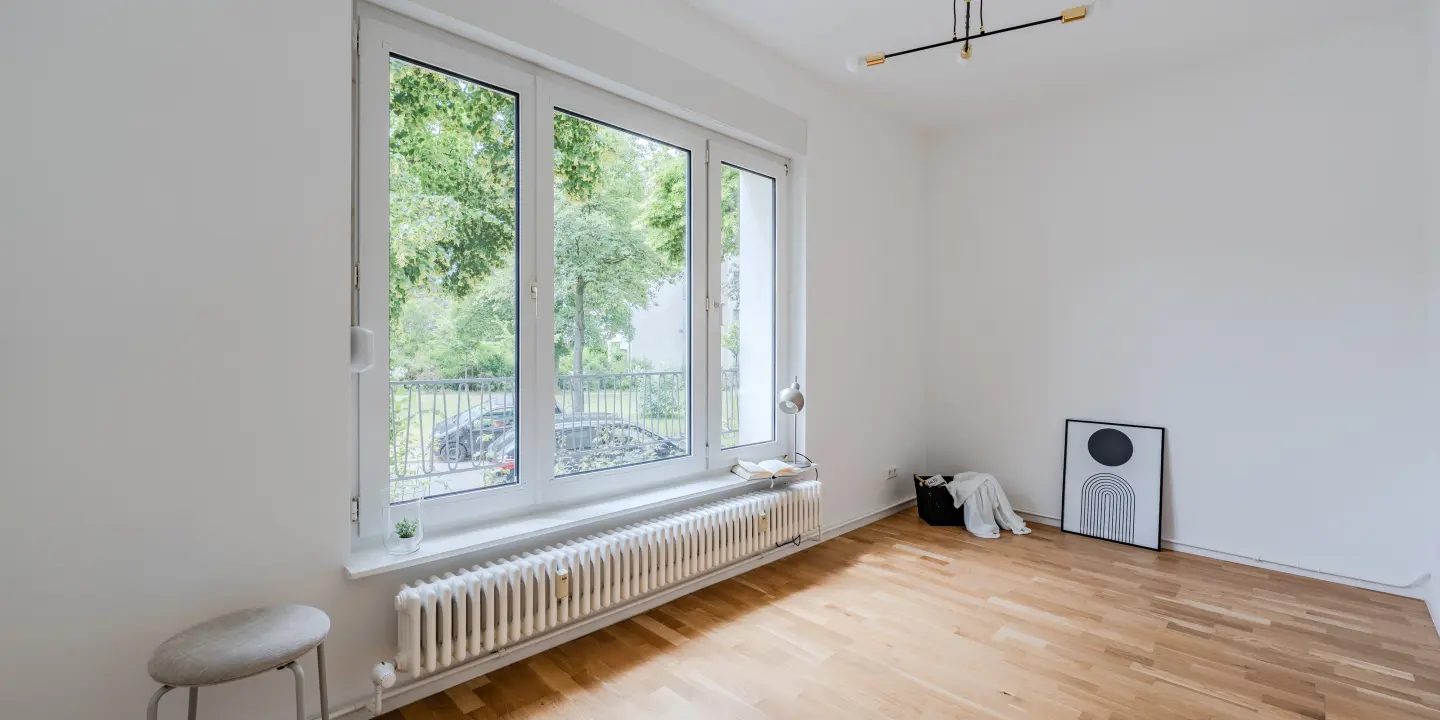 Helles Zimmer mit breiter Fensterfront