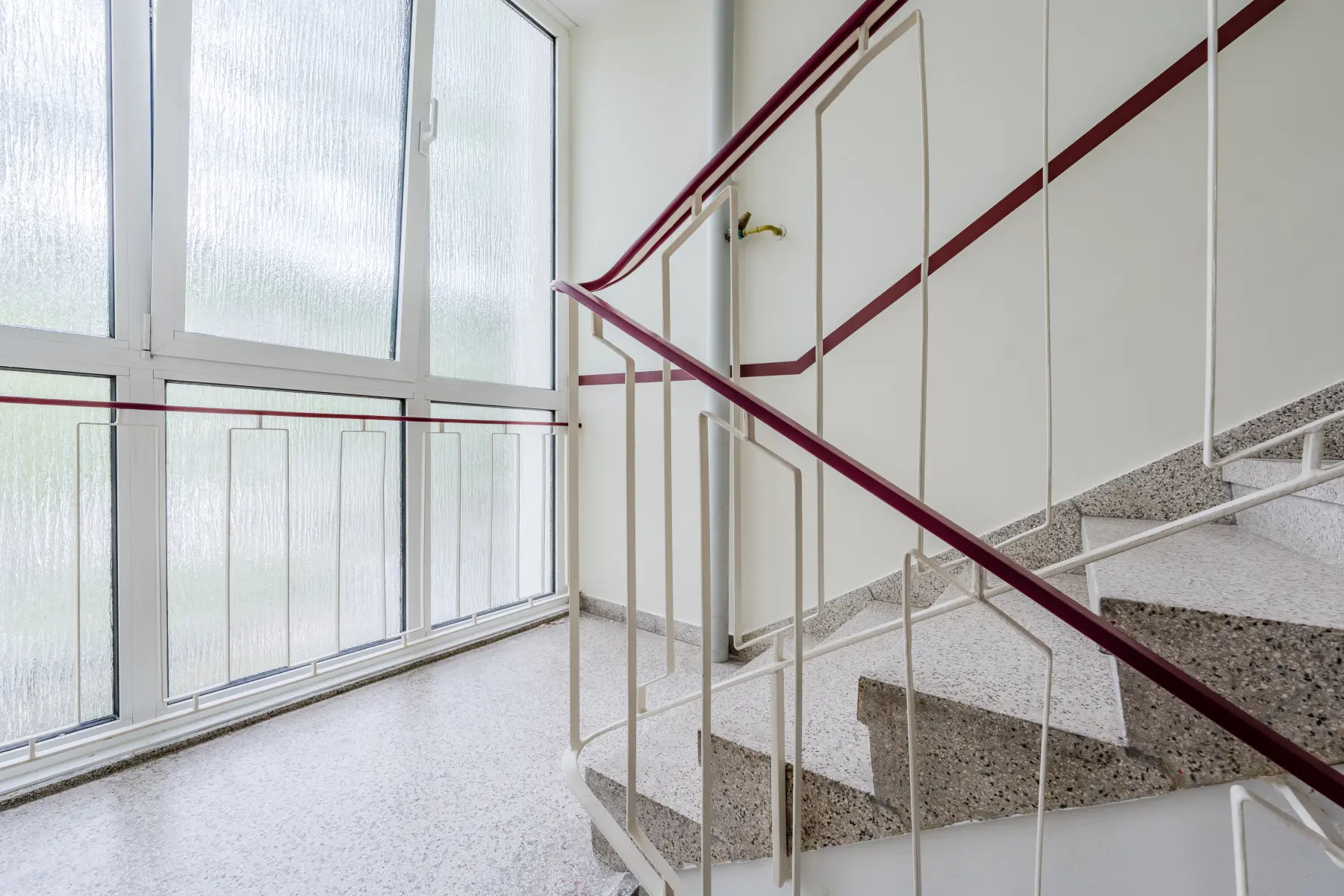 Treppenhauspodest mit Fenstern