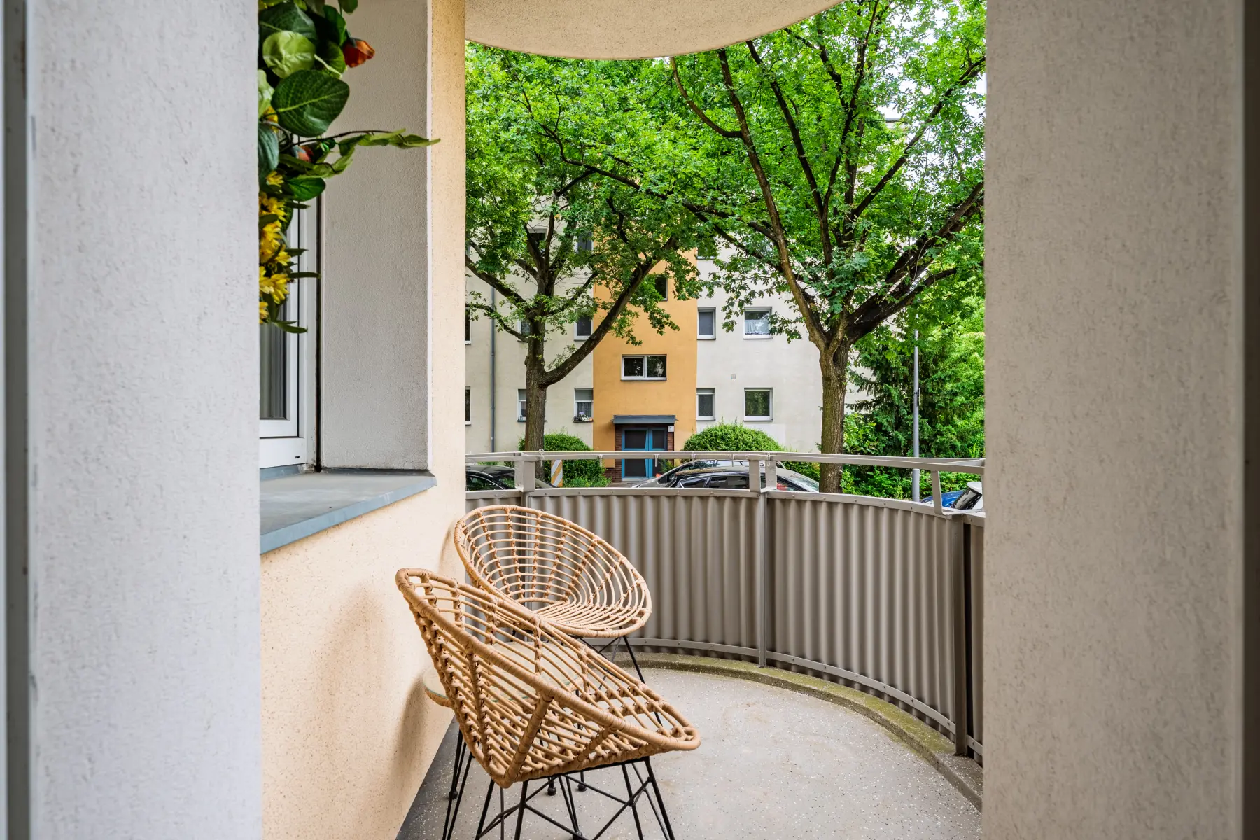 Gerundete Loggia mit grünem Ausblick