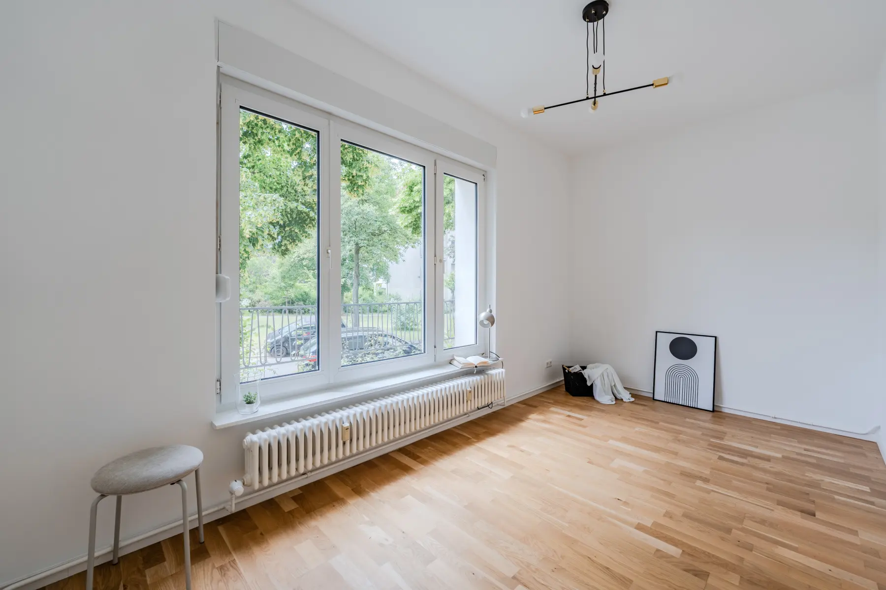Helles Zimmer mit breiter Fensterfront