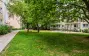 Begrünte Hoffläche mit altem Baumbestand
