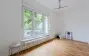 Helles Zimmer mit breiter Fensterfront